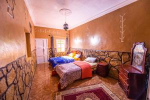 Ένα ή περισσότερα κρεβάτια σε δωμάτιο στο Riad Lalla