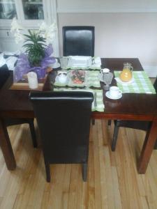 a dining room table with a table and chairs at B&B Le Transit in Quebec City +1 photo