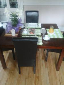 a dining room table with a table and chairs at B&B Le Transit in Quebec City