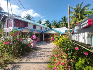 um edifício com flores em frente em Hotel Highness Sea Rock em Neil Island