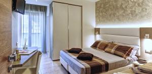 - une chambre avec un lit, un bureau et une fenêtre dans l'établissement Zarathustra, à Marina di Schiavonea