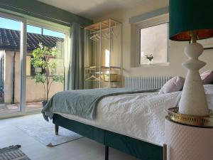 Postel nebo postele na pokoji v ubytování Edge Water Cottage-recently constructed