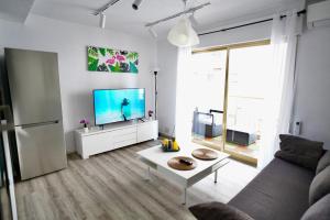 A television and/or entertainment centre at Disfruta del mar