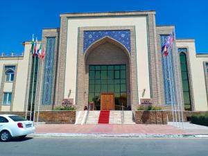 ein Gebäude mit einem großen Eingang davor in der Unterkunft Hotel Asia Bukhara in Buxoro