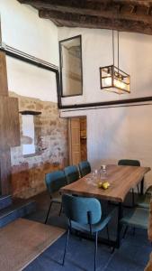 a dining room with a wooden table and chairs at MIRADOR DE MARIA ROSA in Baños de la Encina