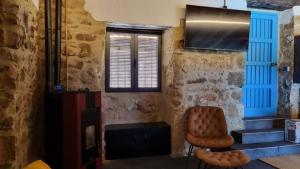 Habitación con escaleras, silla y ventana en MIRADOR DE MARIA ROSA, en Baños de la Encina