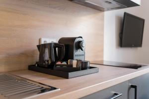 eine Kaffeemaschine auf der Theke in einer Küche in der Unterkunft Homaris Boxi Studios in Berlin