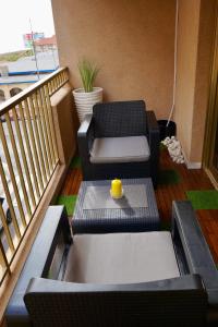 A seating area at Disfruta del mar