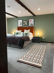 1 dormitorio con cama y alfombra en el suelo en Last Yan Cottage, en Ambleside