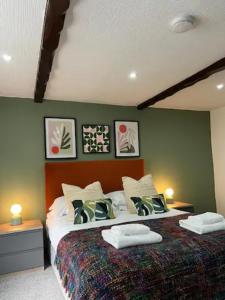 um quarto com uma cama grande e 2 almofadas em Last Yan Cottage em Ambleside