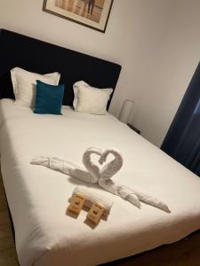 - un lit avec 2 cygnes en serviettes dans l'établissement Jolie Villa, Piscine, 10min centre ville, WIFI, à Montpellier