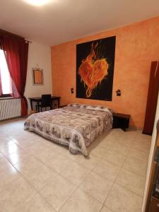 1 dormitorio con 1 cama y una pintura en la pared en La Maison di Luca, en Verona