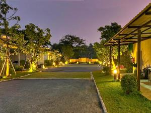 una strada vuota con luci sul lato di una casa di Blue Moon Boutique Resort ad Amphoe Sichon
