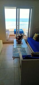 ein Wohnzimmer mit Meerblick in der Unterkunft Appartement résidence Atlantic 1 in Kenitra