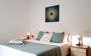 sypialnia z 2 łóżkami i zdjęciem na ścianie w obiekcie Appartamento Garden w mieście Riccione