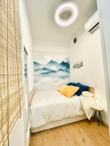 En eller flere senge i et værelse på G18_Apartamento para 8 con 3 habitaciones 2 baños en Chamberí