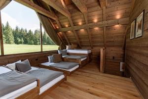 Habitación con 4 camas en una cabaña de madera en Chalet Dúška en Východná