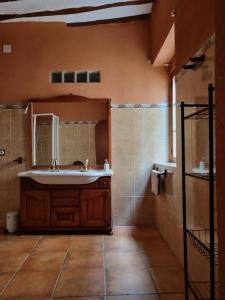 a bathroom with a sink and a mirror at Casa Monovar in Monóvar