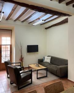 a living room with a couch and a table at Ruim appartement tot 6 personen in Monóvar