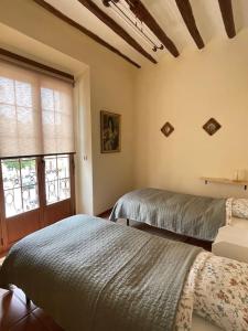 1 dormitorio con 2 camas y ventana en Ruim appartement tot 6 personen, en Monòver (Monóvar)