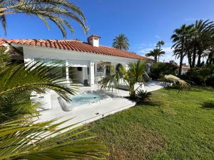 Bazén v ubytování Sun Club P65 Premium Bungalow nebo v jeho okolí