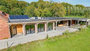 een luchtzicht op een huis met zonnepanelen op het dak bij Franciscushof in Neerpelt