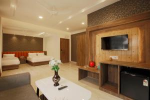 ADB Kanvas, Lataguri في لاتاغري: غرفة معيشة كبيرة مع أريكة وتلفزيون