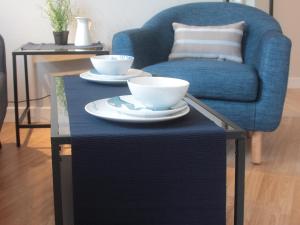 ダンガノンにあるThe Otton Suiteのコーヒーテーブル(ボウル2つ、青い椅子付)