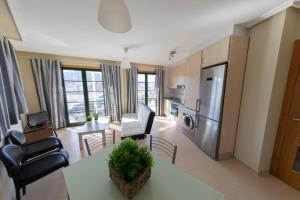cocina y sala de estar con mesa y sillas en Apartagal-Apartamentos Espasante, en Porto de Espasante