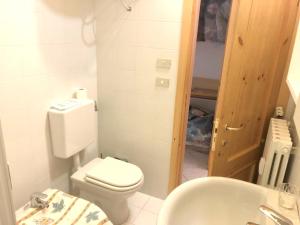 Baño pequeño con aseo y lavamanos en One bedroom apartement with terrace at Bersezio 1 km away from the slopes, 