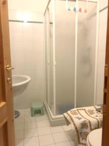 y baño con ducha y lavamanos. en One bedroom apartement with terrace at Bersezio 1 km away from the slopes, 