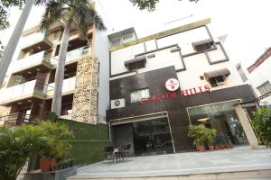 Hotel Capitol Hills - Greater Kailash Delhi في نيودلهي: مبنى عليه لافته تنص على صدمات الصدى