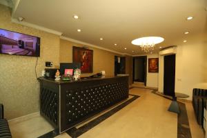 TV a/nebo společenská místnost v ubytování Hotel Capitol Hills - Greater Kailash Delhi
