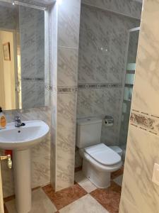 Koupelna v ubytování Edif Casablanca + 8 fotografií