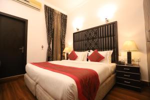 Postel nebo postele na pokoji v ubytování Hotel Capitol Hills - Greater Kailash Delhi