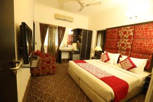 Postel nebo postele na pokoji v ubytování Hotel Capitol Hills - Greater Kailash Delhi