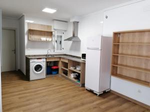 cocina con lavadora, lavadora y secadora en Apartamentos Regollera Premium con garaje, en Noja