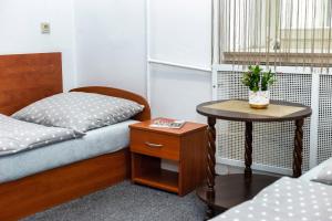 mały pokój z 2 łóżkami i stołem w obiekcie Apartaments Piotrkowska 101 w Łodzi