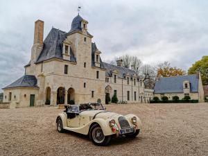 an old car parked in front of a building at Relais & Château Louise de La Vallière in Reugny