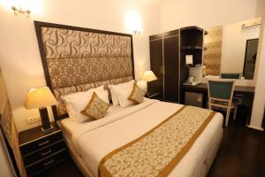 Postel nebo postele na pokoji v ubytování Hotel Capitol Hills - Greater Kailash Delhi