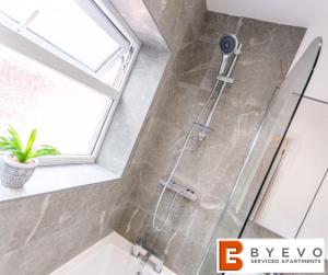 y baño con ducha y puerta de cristal. en ByEvo Darwin House - Contractor pad or Family getaway - Close to Thonock Park Golf Course, en Gainsborough