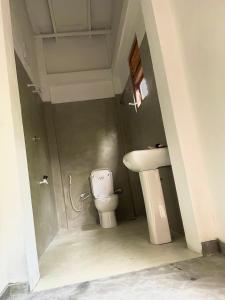 uma casa de banho com um WC e um lavatório em ALOHA Second Home em Tangalle