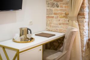 Příslušenství pro přípravu čaje a kávy v ubytování Le Premier Luxury Rooms