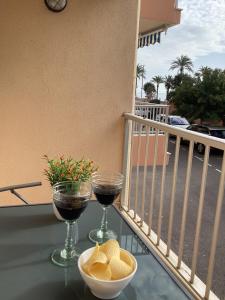 アリカンテにあるCasa Torremar Playa de San Juanの- バルコニーのテーブルにワイン2杯