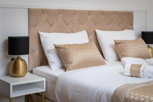 Postel nebo postele na pokoji v ubytování Le Premier Luxury Rooms