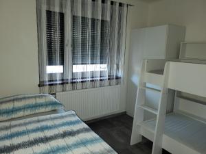 a bedroom with a bunk bed and a window at Apartment Karin, Eigener Eingang, 3 Schlafzimmer, Doppelcarport in Langenwang