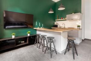Kuchyňa alebo kuchynka v ubytovaní D63 Dohány Apartment