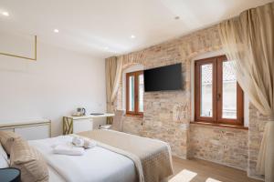 TV a/nebo společenská místnost v ubytování Le Premier Luxury Rooms