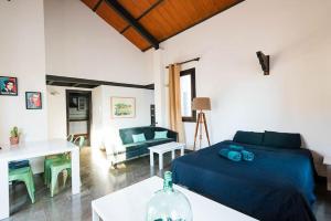 Posezení v ubytování Cosy Loft with Amazing Terrace & Spectacular Views + 9 fotografií