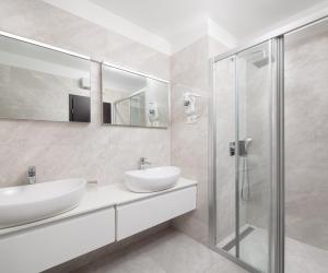 Koupelna v ubytování Le Premier Luxury Rooms